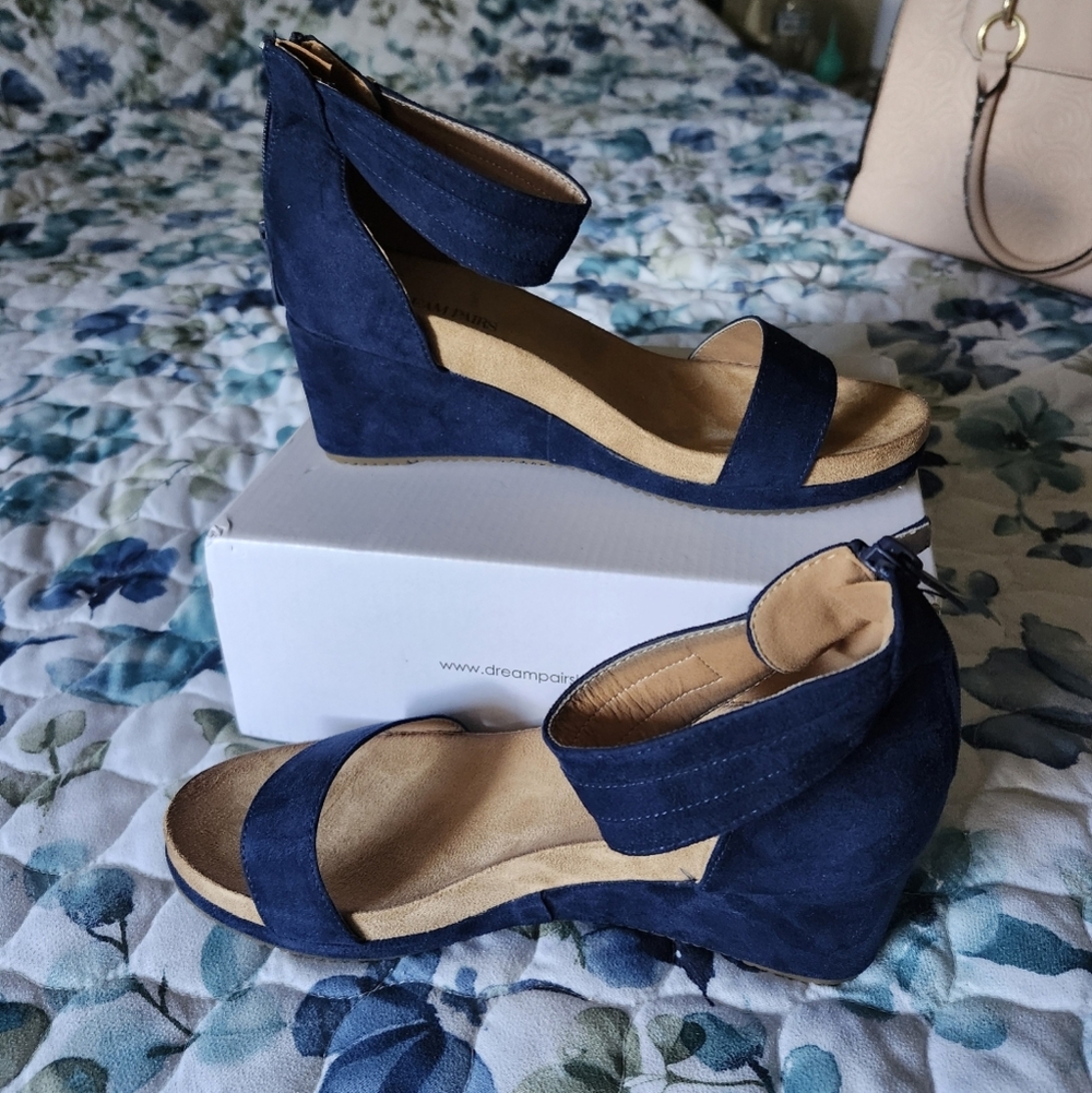 NWT Navy heel